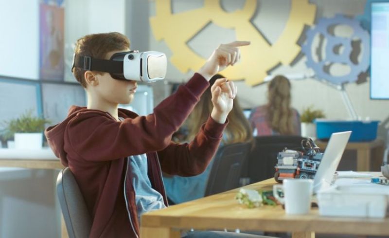 Viitorul școlilor oferit de startup-ul românesc Univrse: cursurile cu realitate virtuală